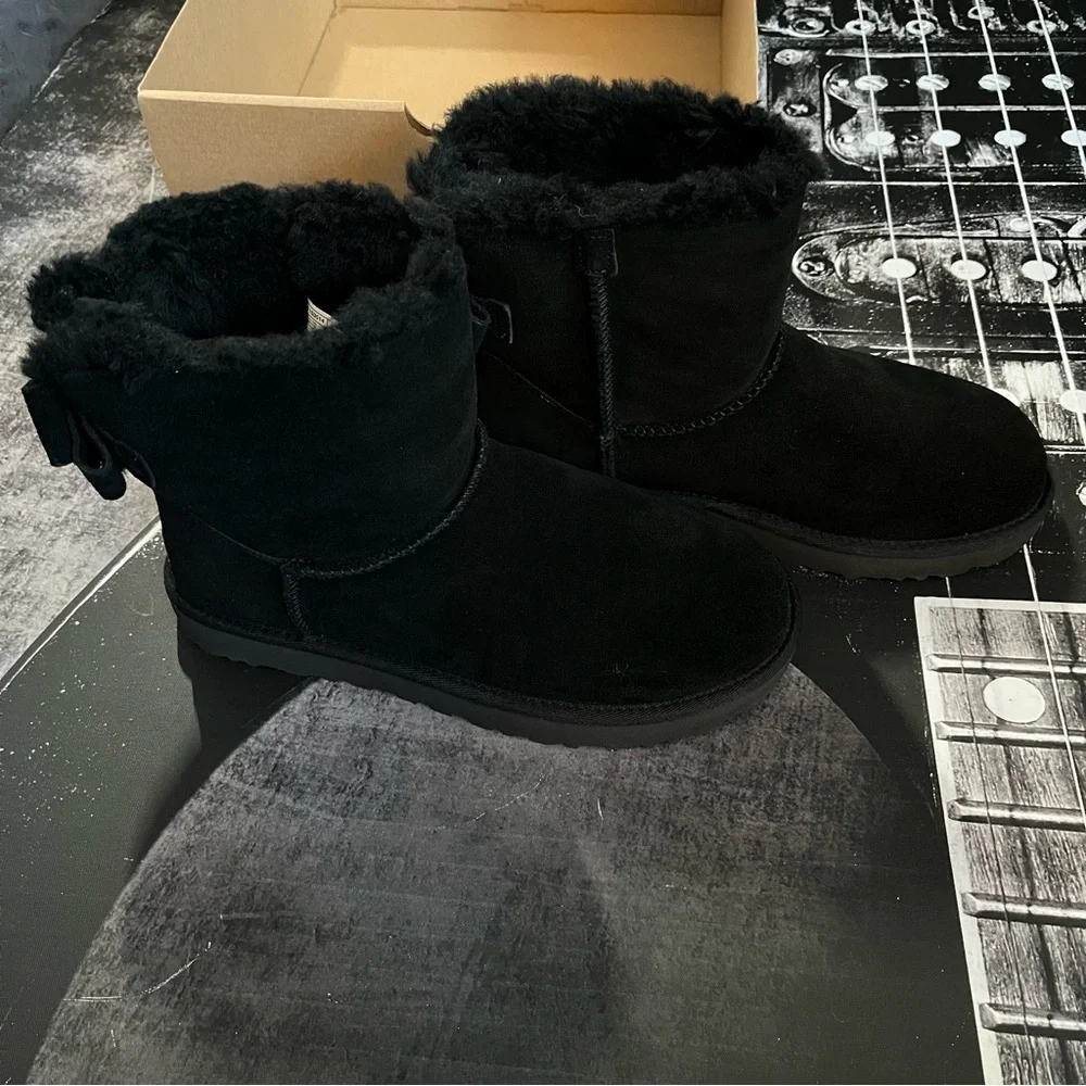 NIB UGG Mini Bailey Boot